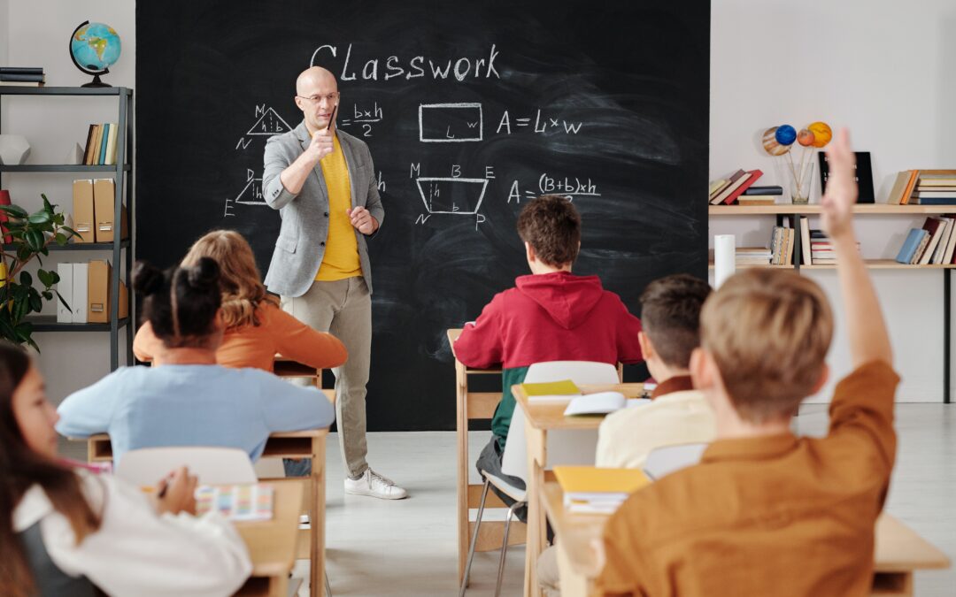 Mejorar la acústica de una clase ruidosa es imprescindible para proteger el entorno de aprendizaje de los estudiantes y la salud de todos los usuarios. Las implicaciones de una mala acústica de la sala pueden ser abrumadoras. Los estudiantes no aprenden y es bien sabido que el maestro es medido por los resultados. Las calificaciones bajan, el financiamiento de la escuela se reduce debido a la baja productividad y el ciclo continúa. Si el aula designado para dar clases se trata adecuadamente para una acústica superior, los estudiantes se encuentran en un ambiente de aprendizaje más favorable, las calificaciones mejoran, la clasificación de los maestros mejora y los fondos regresan al distrito escolar. La insonorización de un aula juega un papel clave en el éxito del proceso educativo